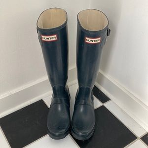 Hunter tall navy rain boots, size 6